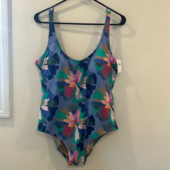 NWT GAP Woman’s Scoop Neck Swimsuit - Picture 1 of 8